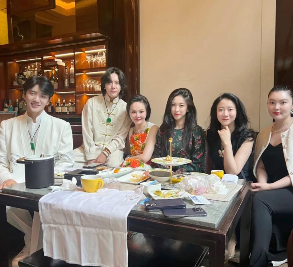 光7月份的资源就完虐明星，求求你别再说自己是网红了