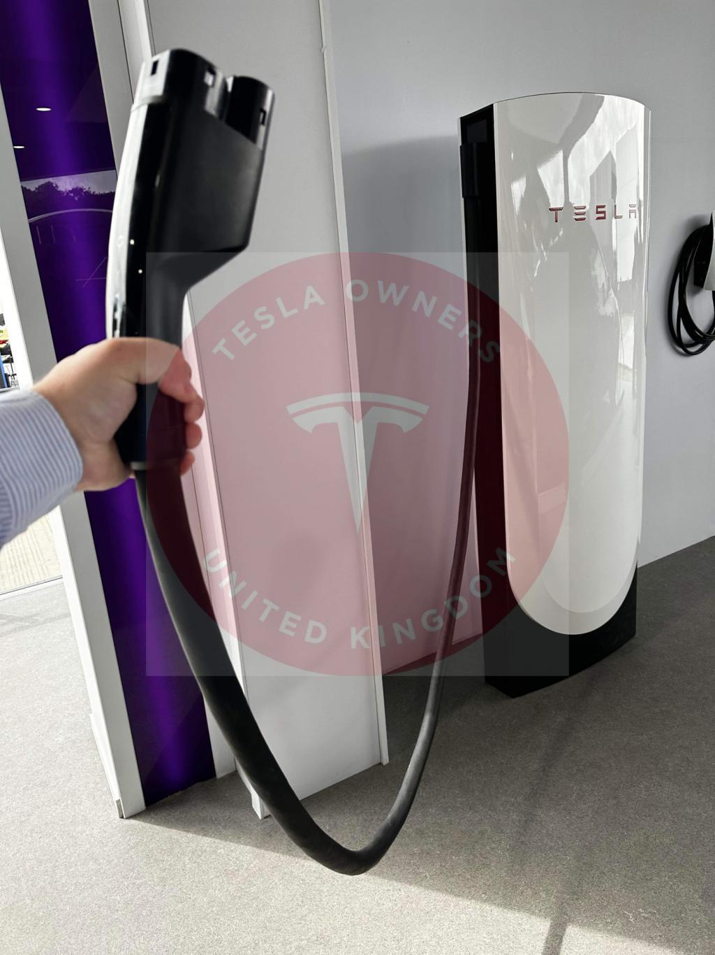 特斯拉 V4 超充桩功率可达 350kW，侧面配备显示屏、刷卡感应区