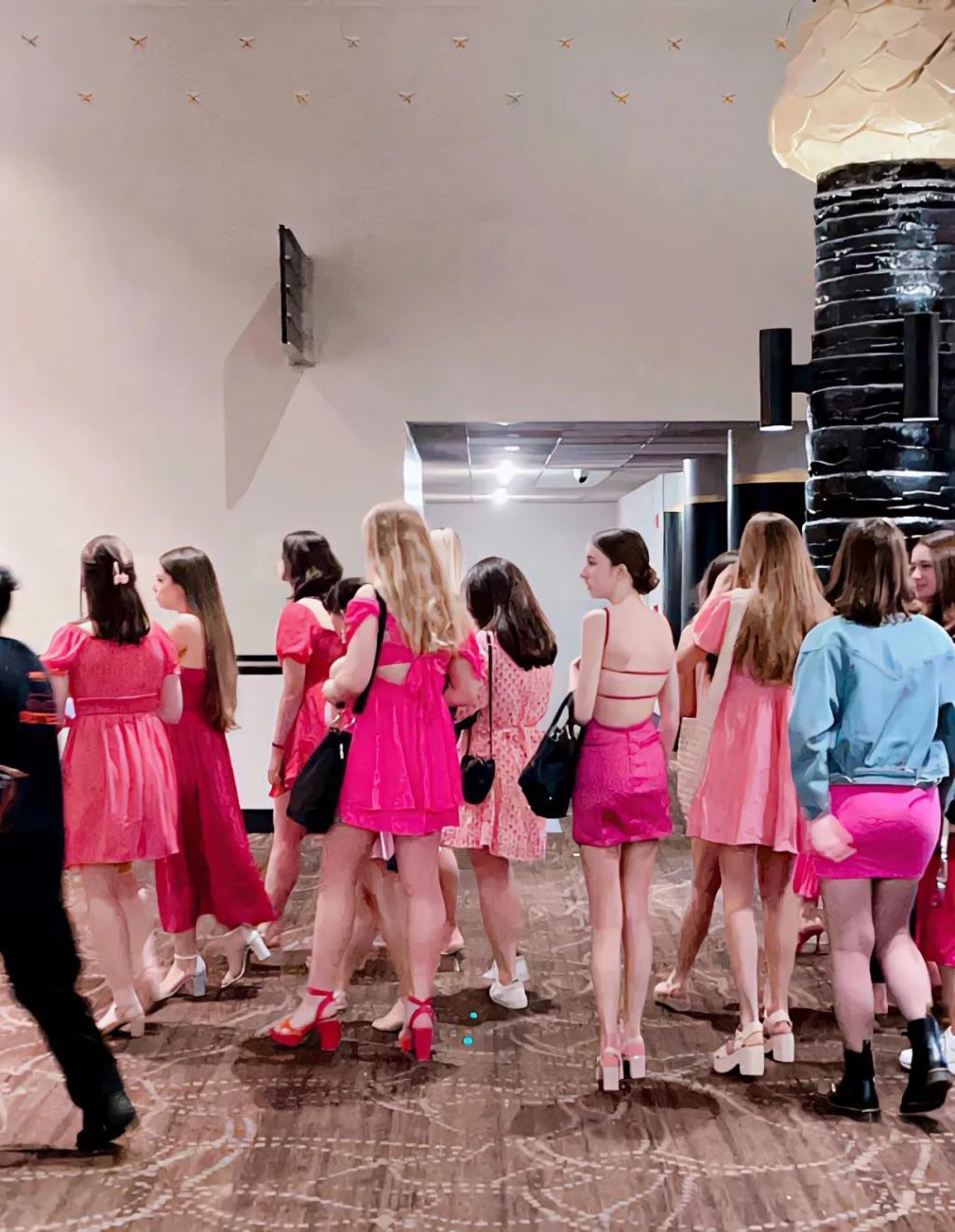 看芭比的,男人都睡着了,女人都感动了,而我哭了……