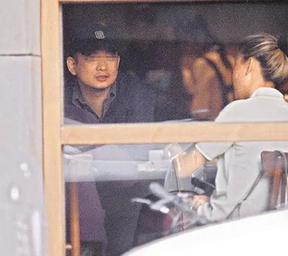 天！刚流产就找新欢，和干儿子激吻曝光…