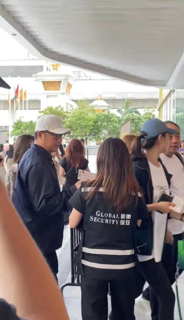 王岳伦带金发美女看王嘉尔演唱会 女方容貌靓丽长腿吸睛