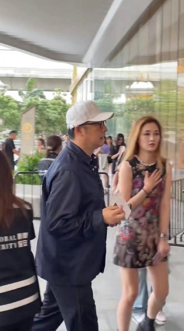 王岳伦带金发美女看王嘉尔演唱会 女方容貌靓丽长腿吸睛