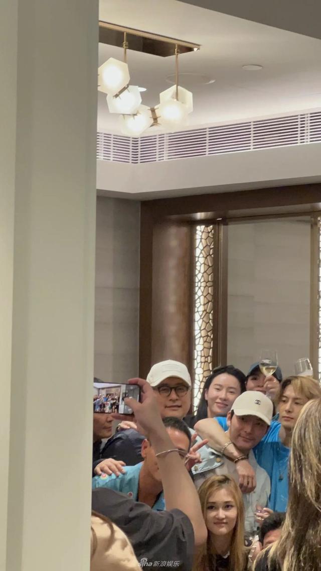 王岳伦带金发美女看王嘉尔演唱会 女方容貌靓丽长腿吸睛