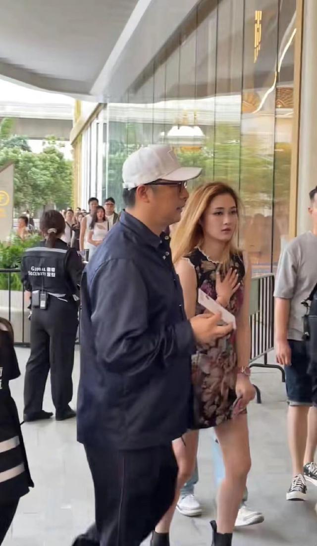 王岳伦带金发美女看王嘉尔演唱会 女方容貌靓丽长腿吸睛
