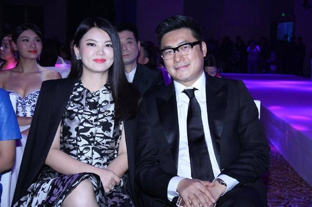 王岳伦带金发美女看王嘉尔演唱会 女方容貌靓丽长腿吸睛