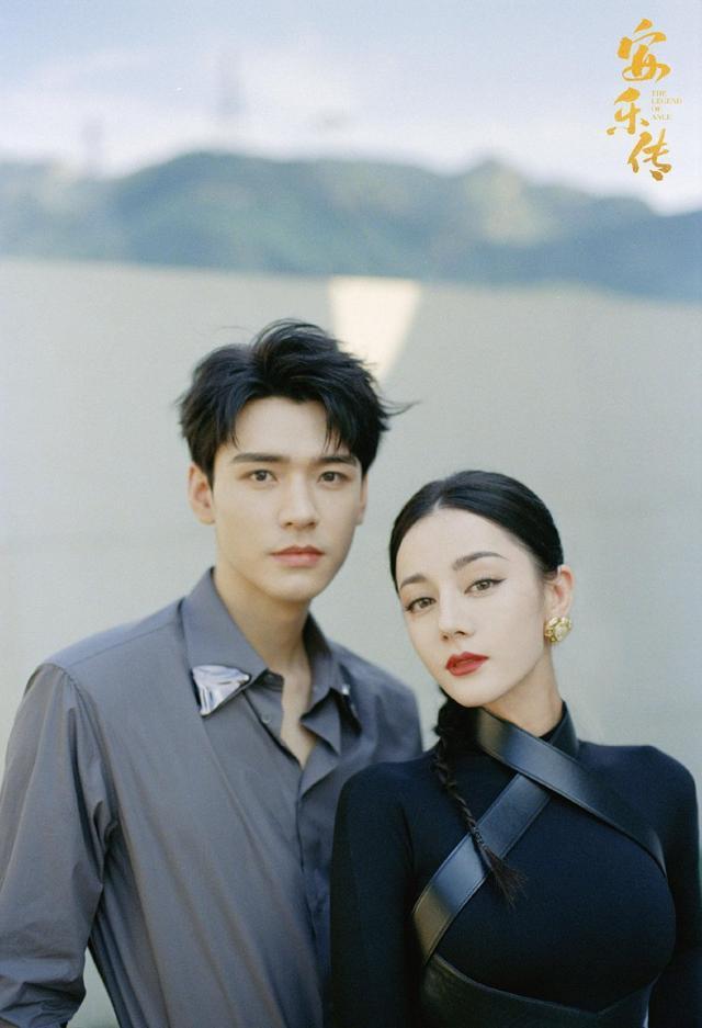 迪丽热巴龚俊拍大片超养眼 俊男美女玩壁咚又A又飒