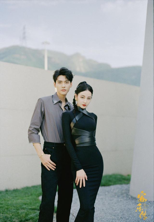 迪丽热巴龚俊拍大片超养眼 俊男美女玩壁咚又A又飒