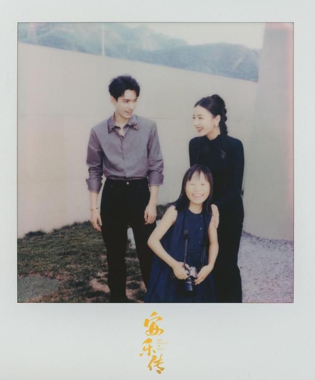 迪丽热巴龚俊拍大片超养眼 俊男美女玩壁咚又A又飒