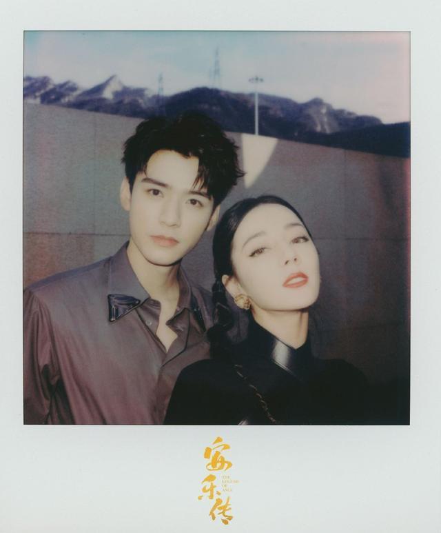 迪丽热巴龚俊拍大片超养眼 俊男美女玩壁咚又A又飒