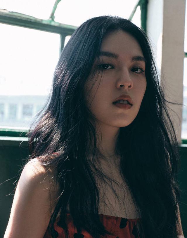 李咏女儿法图麦穿爱心吊带裙 大波浪卷发披肩御姐范十足