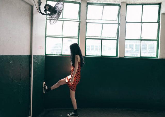 李咏女儿法图麦穿爱心吊带裙 大波浪卷发披肩御姐范十足