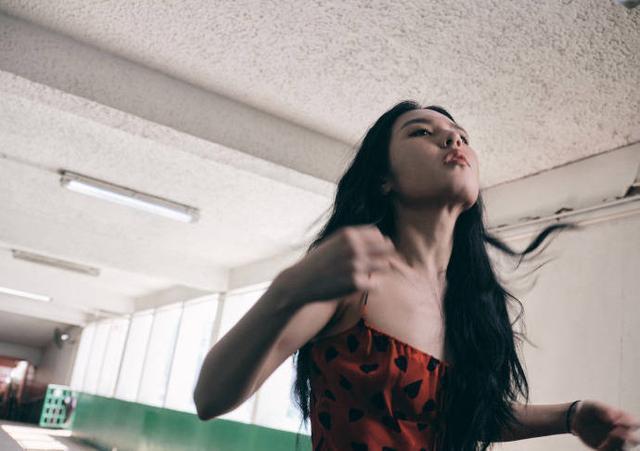 李咏女儿法图麦穿爱心吊带裙 大波浪卷发披肩御姐范十足