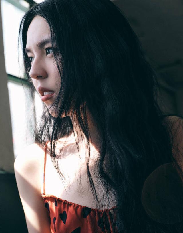 李咏女儿法图麦穿爱心吊带裙 大波浪卷发披肩御姐范十足