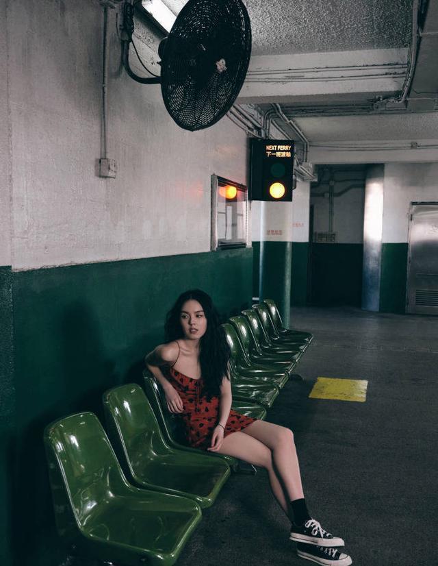 李咏女儿法图麦穿爱心吊带裙 大波浪卷发披肩御姐范十足