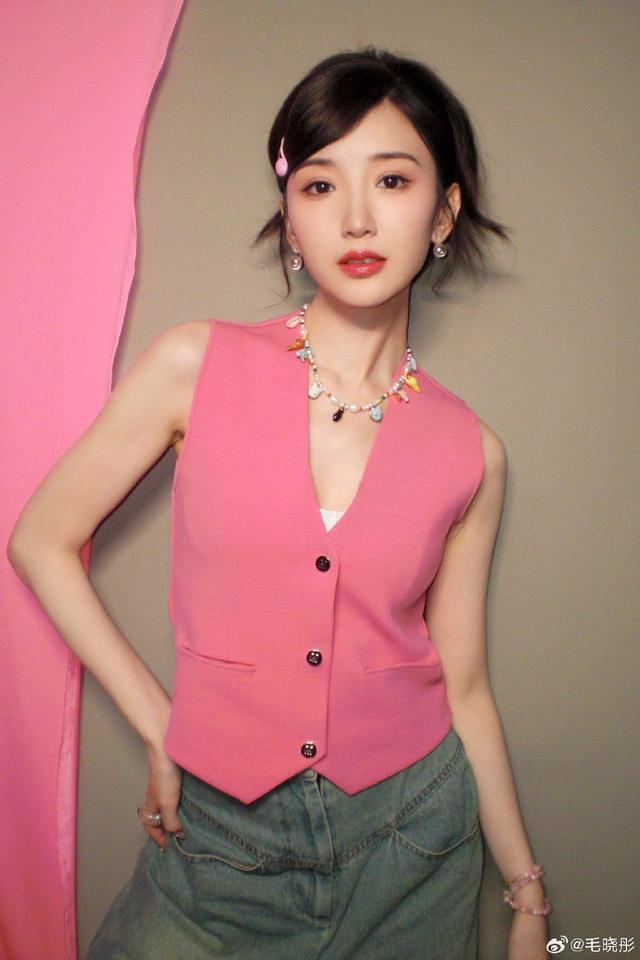 毛晓彤芭比粉穿搭满满少女心 多巴胺穿搭彩色美甲吸睛