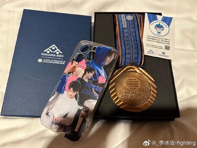 李冰洁获奖后隔空表白张凌赫 晒手机壳封面