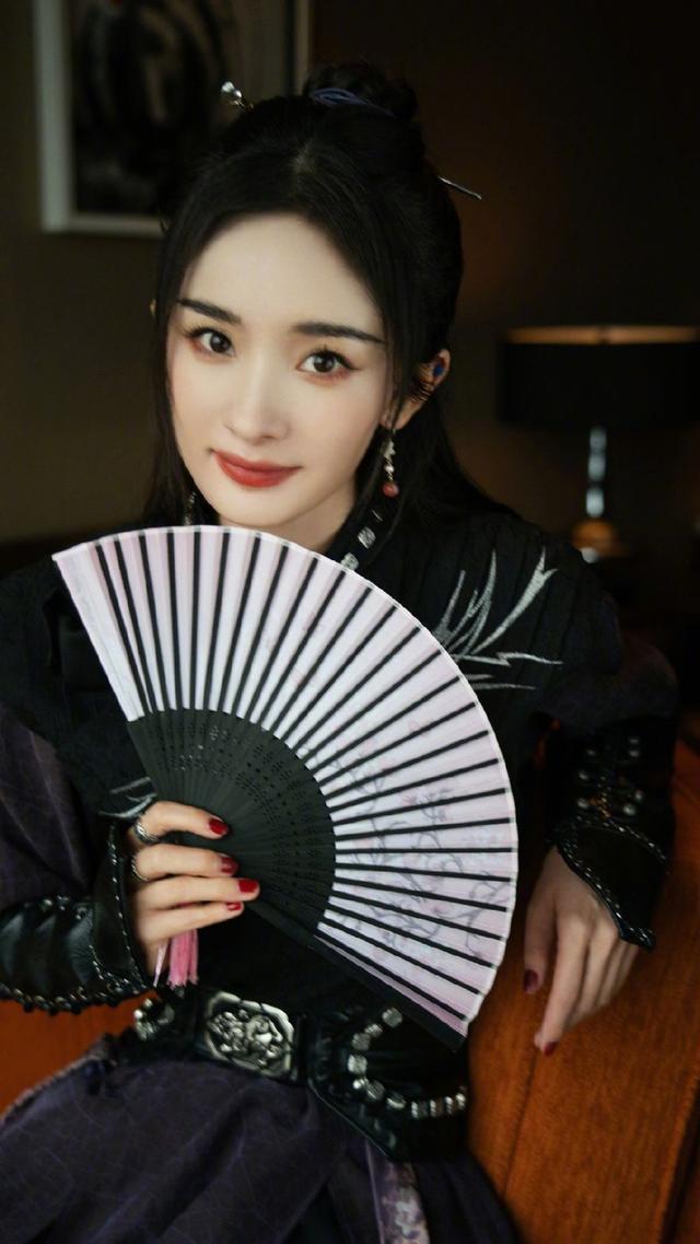 杨幂中国风侠客造型释出 黑发英气眉眼间尽显韶华