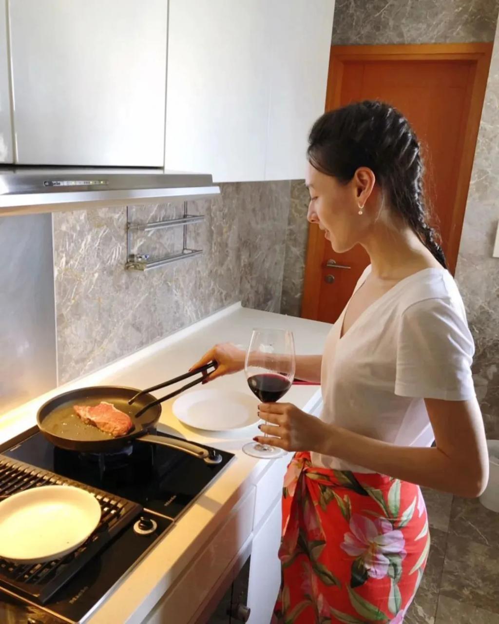 梁洛施与李泽楷复合真还是假？她到底现在过得怎么样？