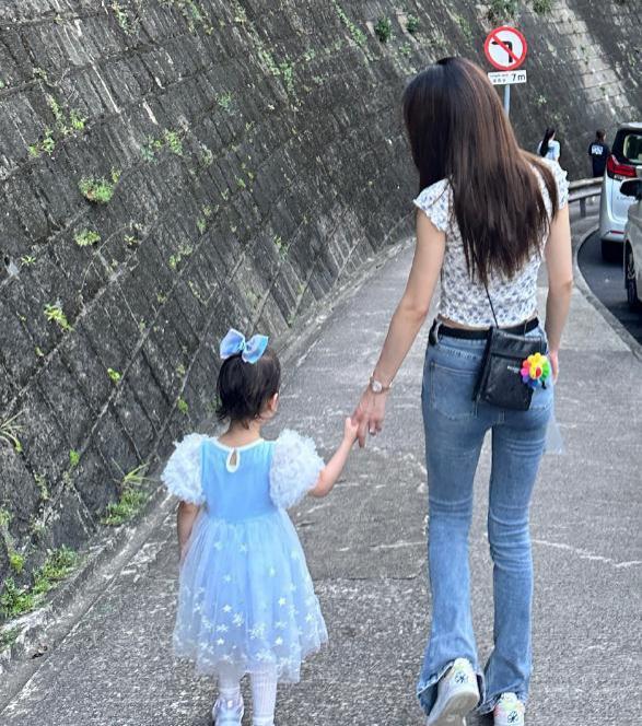 张馨月带3岁格格回爷爷家，林峰爸妈对孙女十分宠爱