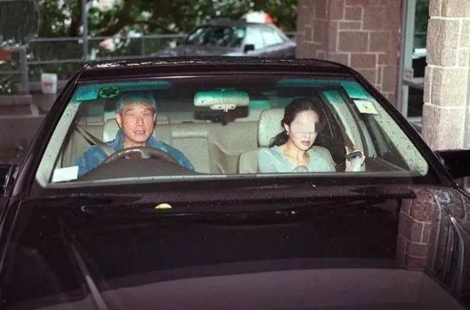 洗白了？害惨闺蜜一家逼其子女入狱，60岁变身商业女强人？