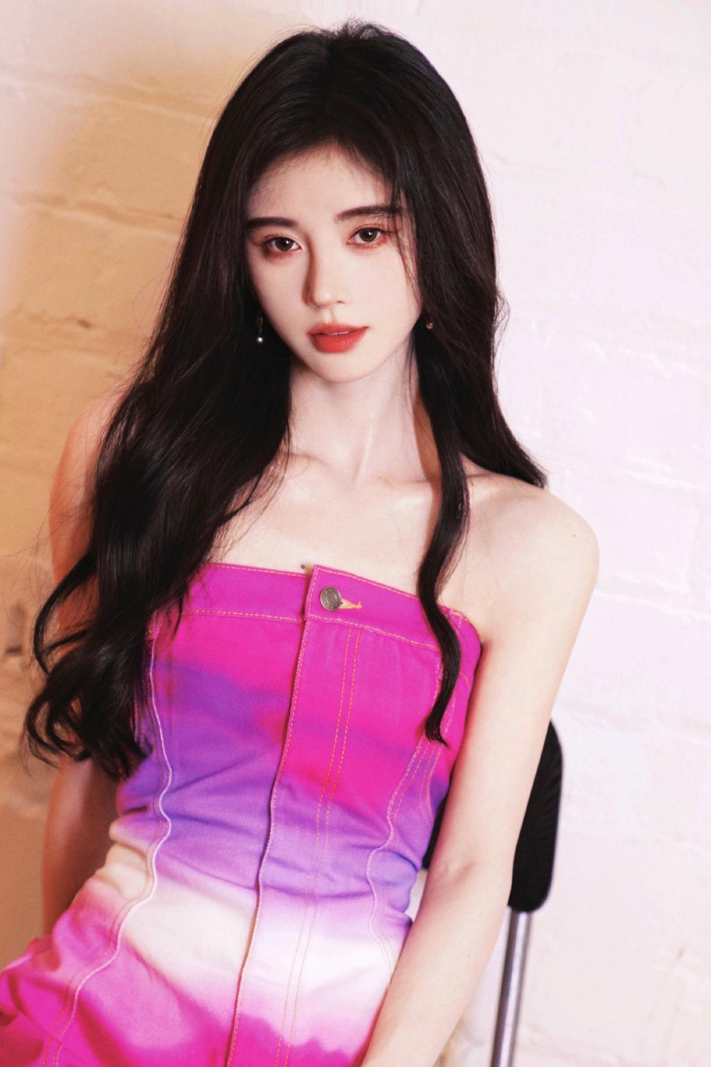 鞠婧祎穿抹胸裙露香肩 肤白貌美娇艳动人