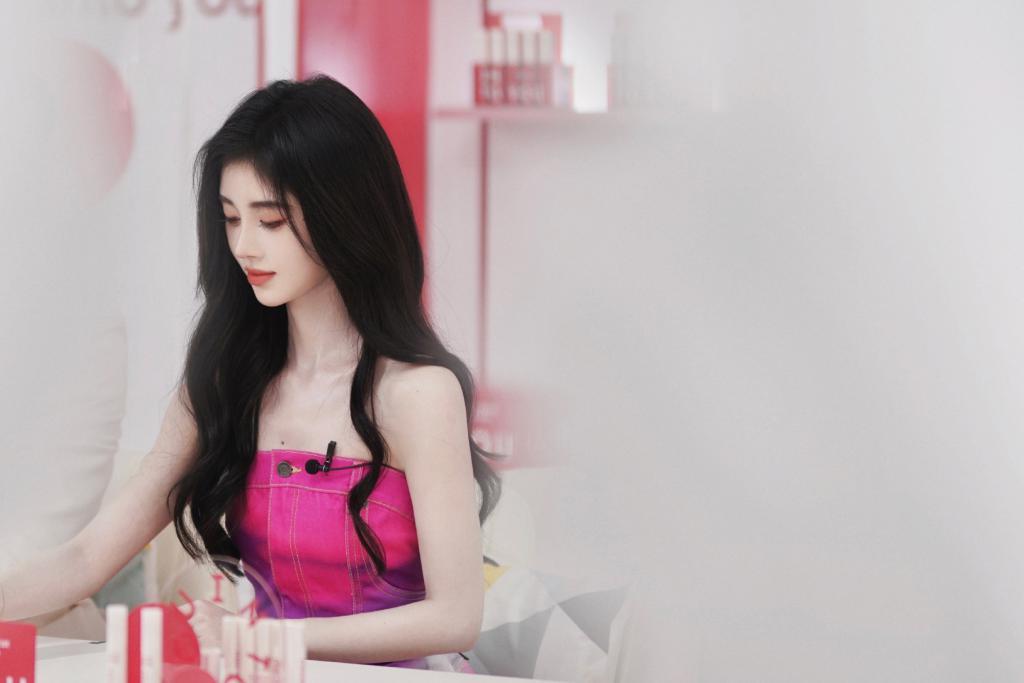 鞠婧祎穿抹胸裙露香肩 肤白貌美娇艳动人