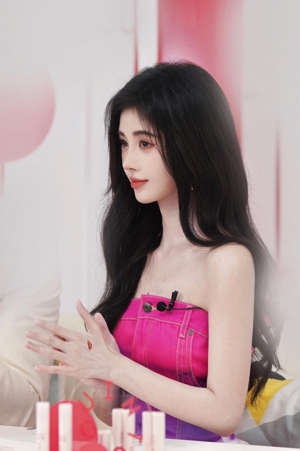 鞠婧祎穿抹胸裙露香肩 肤白貌美娇艳动人