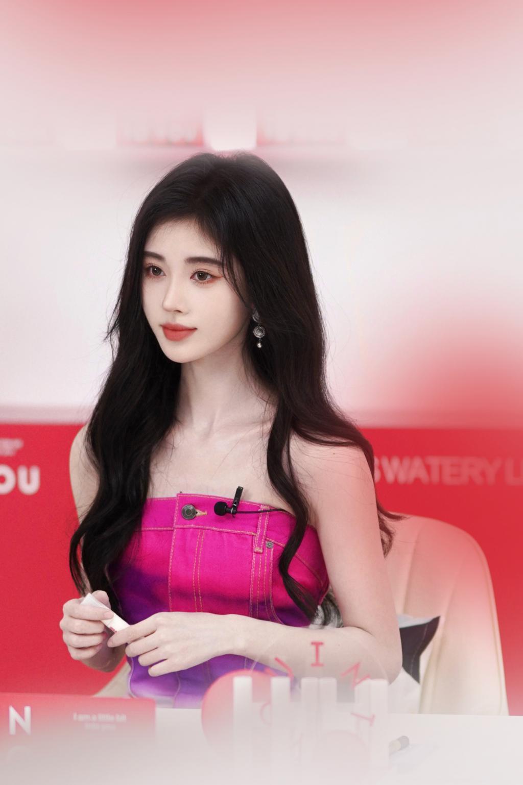 鞠婧祎穿抹胸裙露香肩 肤白貌美娇艳动人