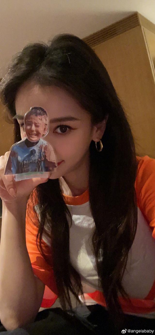 Angelababy晒泥潭立牌合影 称“不想承认是自己”