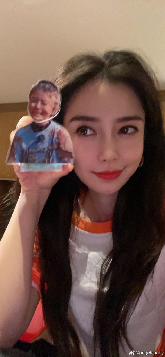 Angelababy晒泥潭立牌合影 称“不想承认是自己”