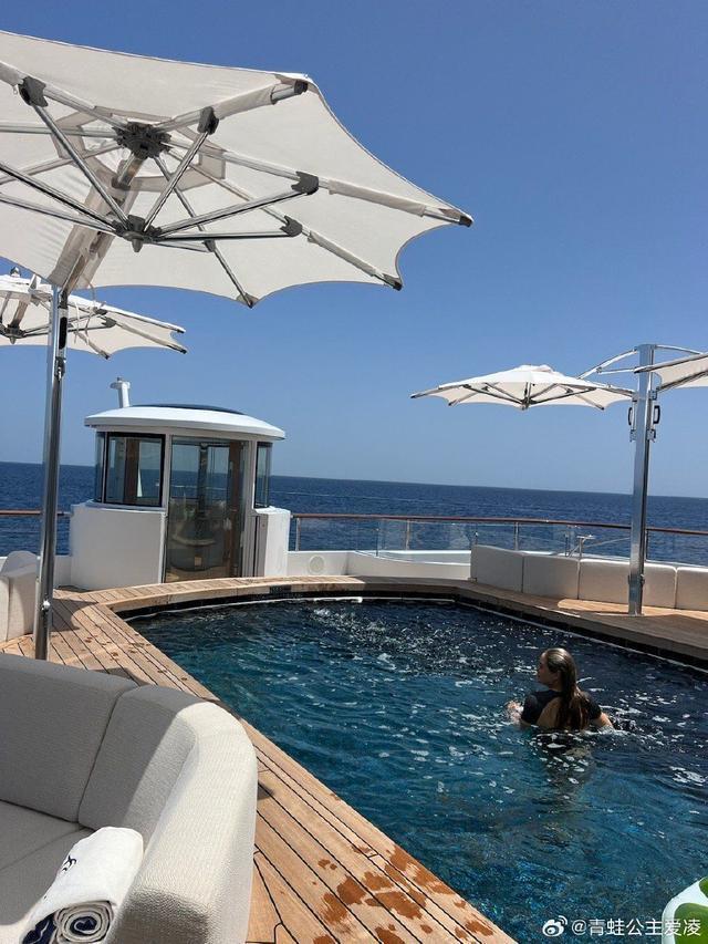 谷爱凌晒西西里岛海边度假照 穿辣妹装展现绝佳腰臀比