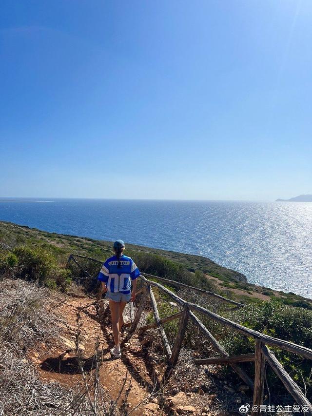 谷爱凌晒西西里岛海边度假照 穿辣妹装展现绝佳腰臀比