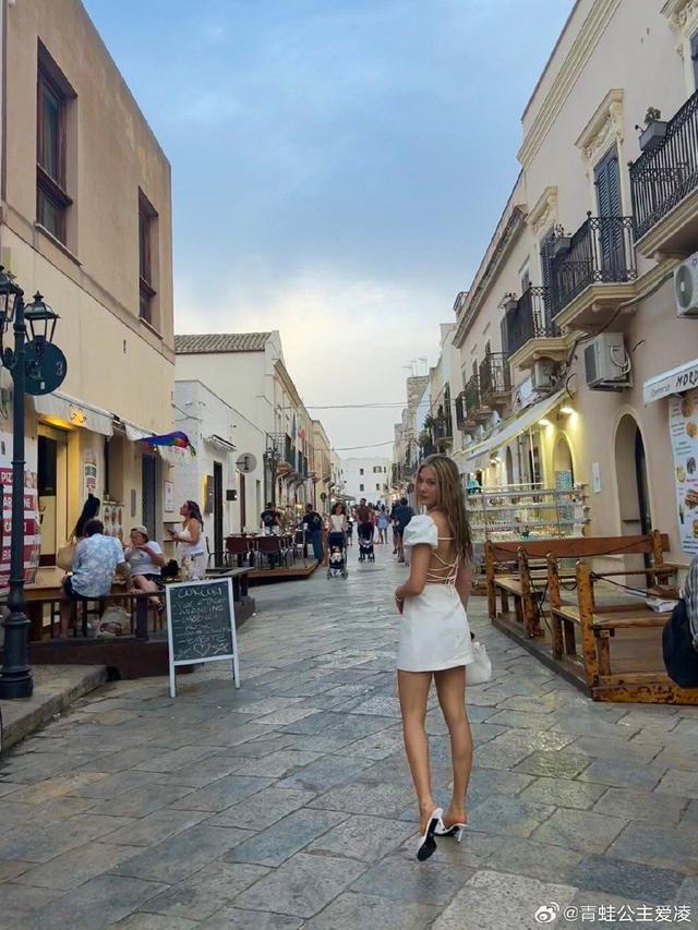 谷爱凌晒西西里岛海边度假照 穿辣妹装展现绝佳腰臀比