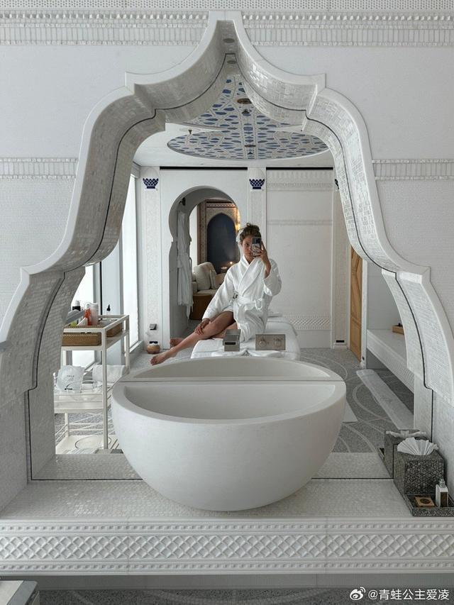 谷爱凌晒西西里岛海边度假照 穿辣妹装展现绝佳腰臀比