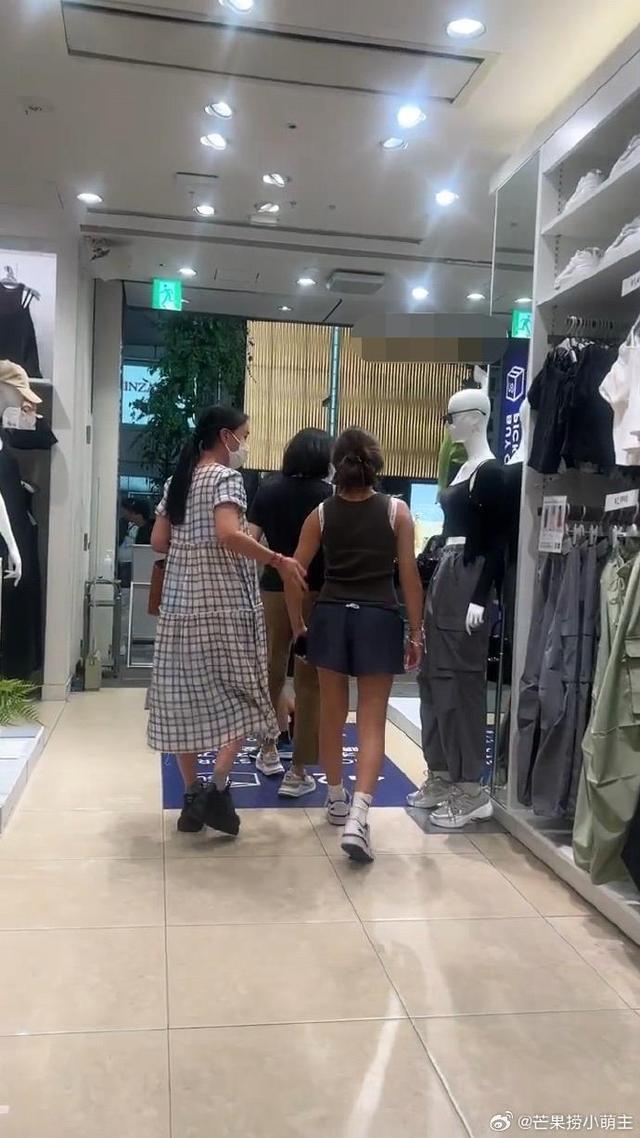 网友日本偶遇那英带女儿逛街 母女挽手感情好