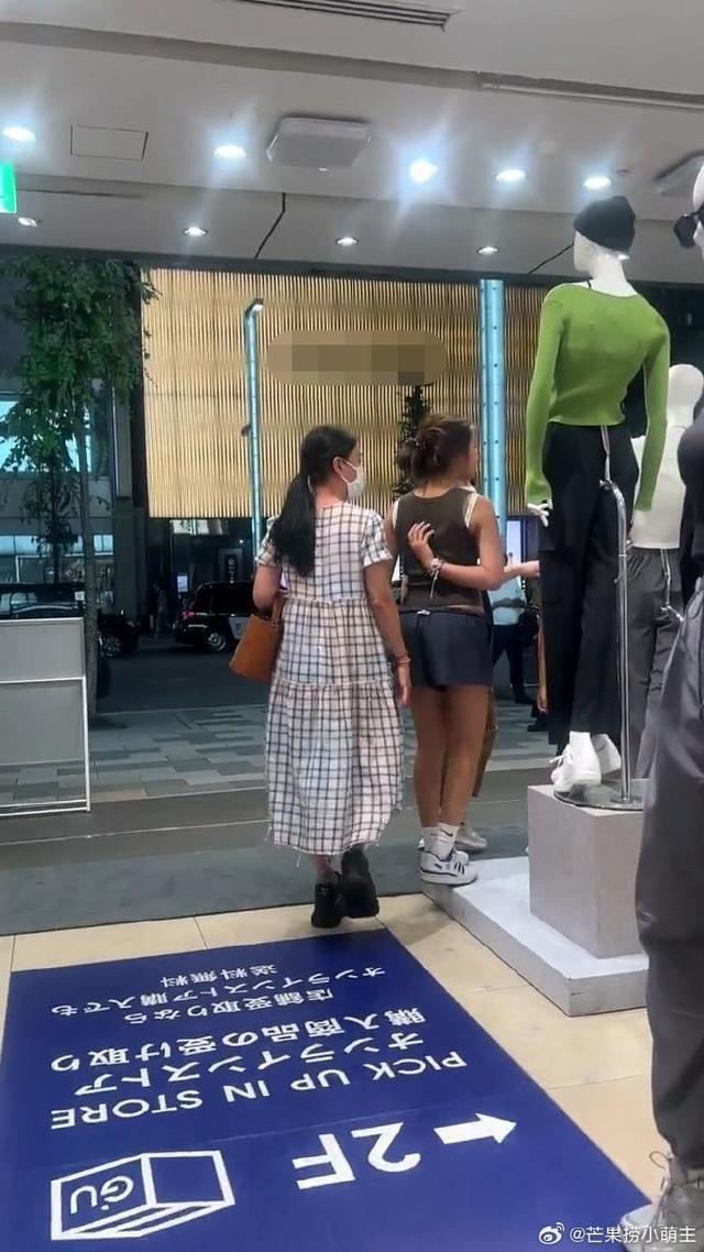 网友日本偶遇那英带女儿逛街 母女挽手感情好