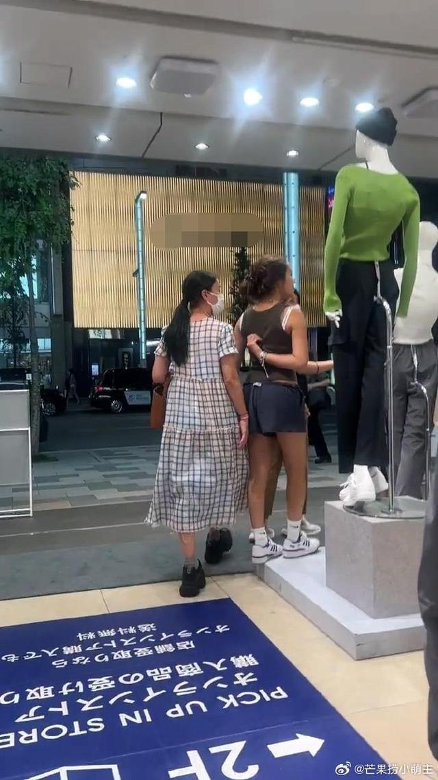 网友日本偶遇那英带女儿逛街 母女挽手感情好