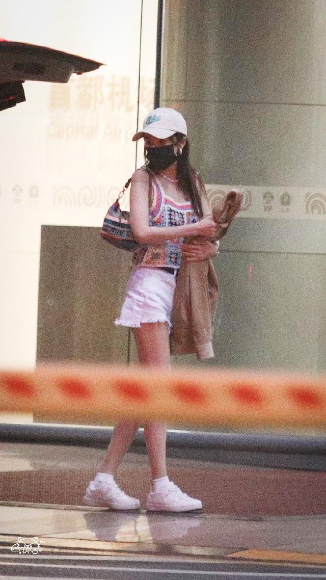 杨幂今日机场造型好辣 针织背心搭热裤穿搭清凉惹眼