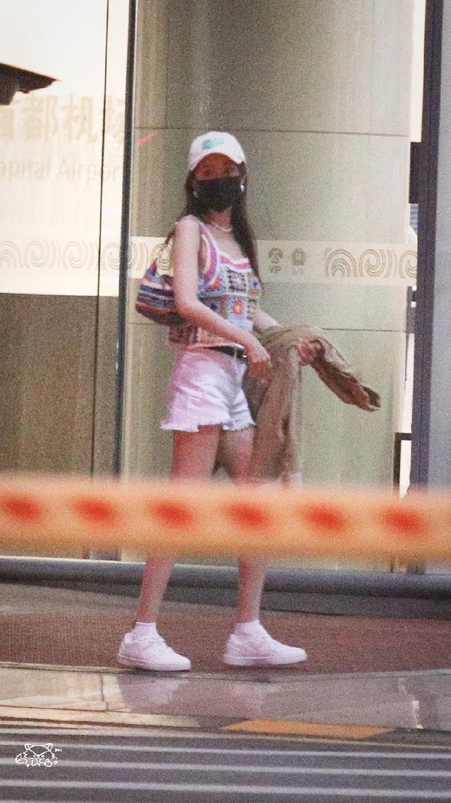 杨幂今日机场造型好辣 针织背心搭热裤穿搭清凉惹眼
