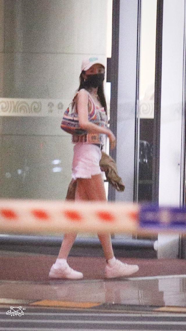 杨幂今日机场造型好辣 针织背心搭热裤穿搭清凉惹眼
