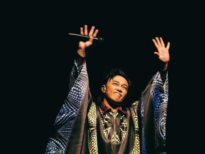 杨祐宁晒与陈奕迅合照：妻子产后未出月子也要见他