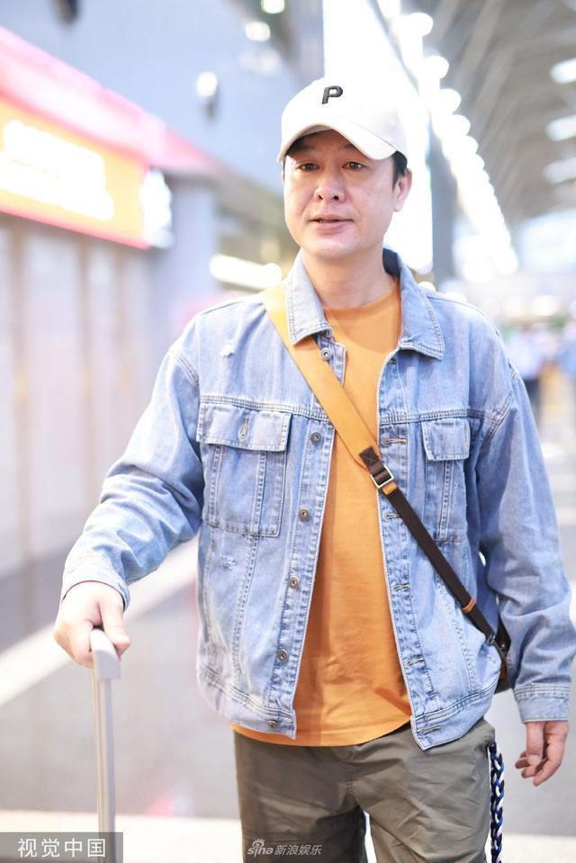 张颂文休闲风穿搭现身机场 出发参加FIRST青年电影展