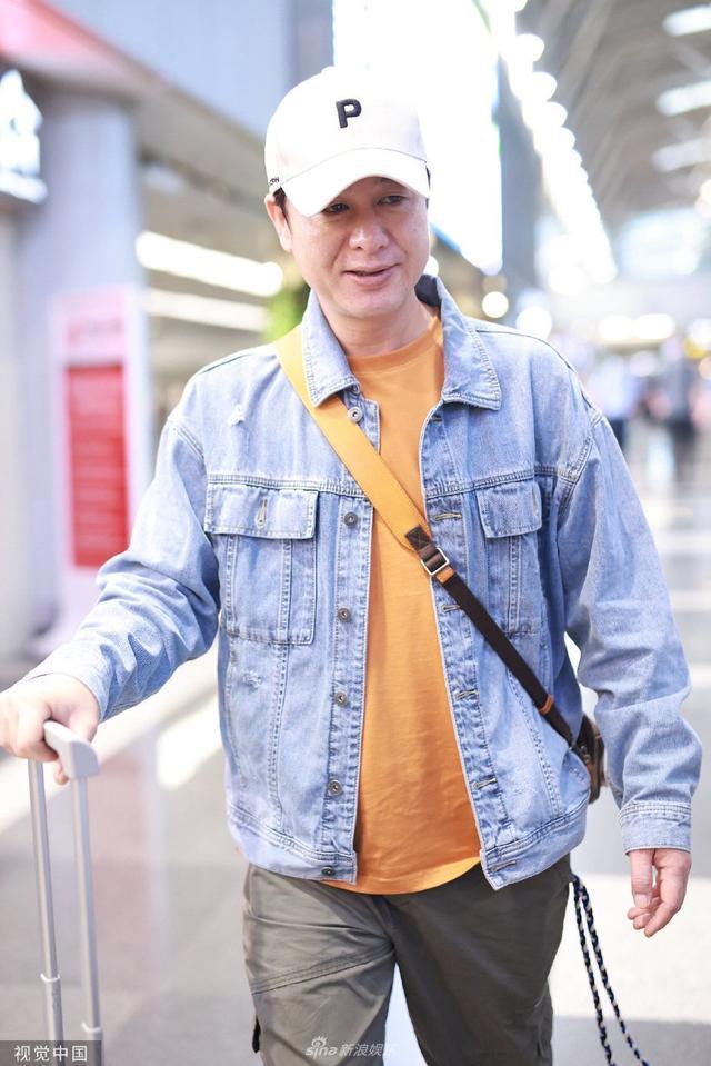 张颂文休闲风穿搭现身机场 出发参加FIRST青年电影展