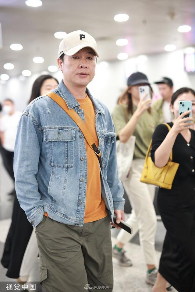 张颂文休闲风穿搭现身机场 出发参加FIRST青年电影展