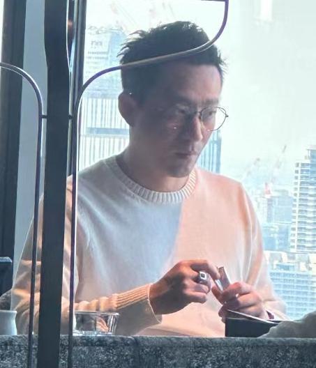 汪小菲一家被偶遇：儿子沉迷平板 女儿微胖体态差