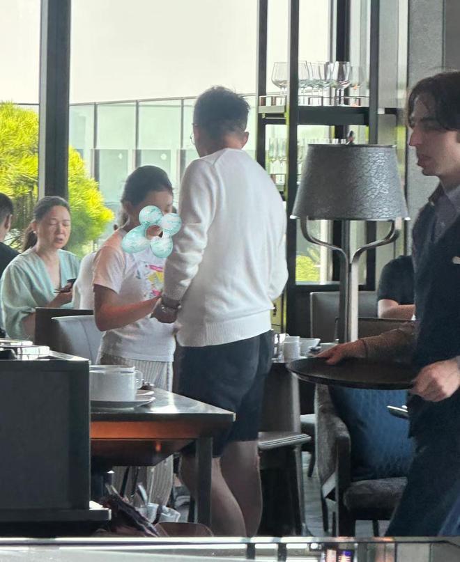 汪小菲一家被偶遇：儿子沉迷平板 女儿微胖体态差