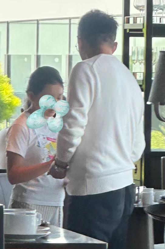 汪小菲一家被偶遇：儿子沉迷平板 女儿微胖体态差