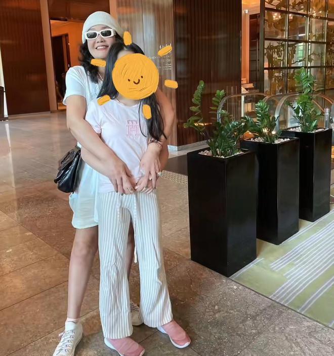 汪小菲一家被偶遇：儿子沉迷平板 女儿微胖体态差