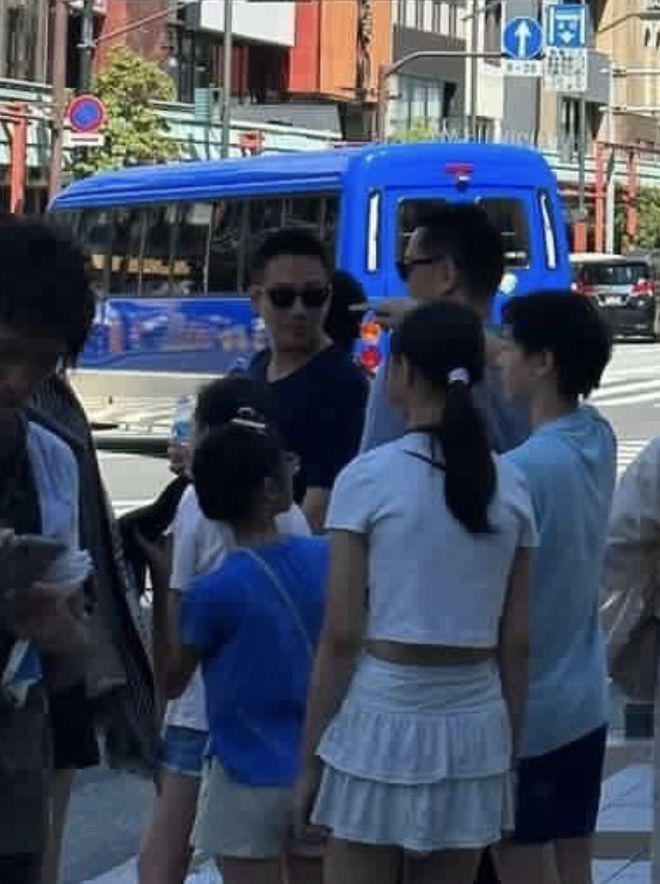 汪小菲一家被偶遇：儿子沉迷平板 女儿微胖体态差