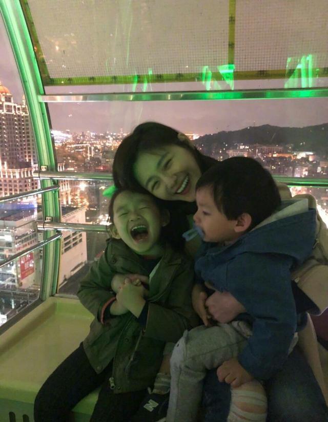 汪小菲一家被偶遇：儿子沉迷平板 女儿微胖体态差